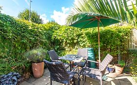 Bradstone Garden Retreat With Own Entrance